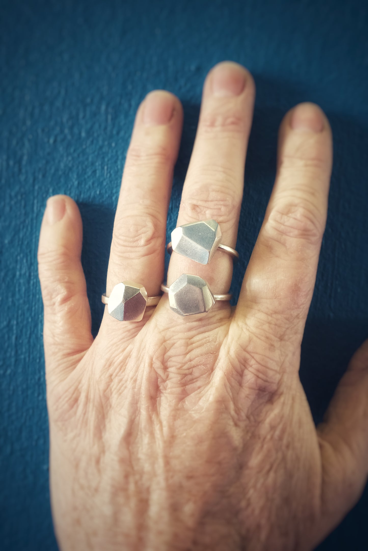 Faceted geometric rings