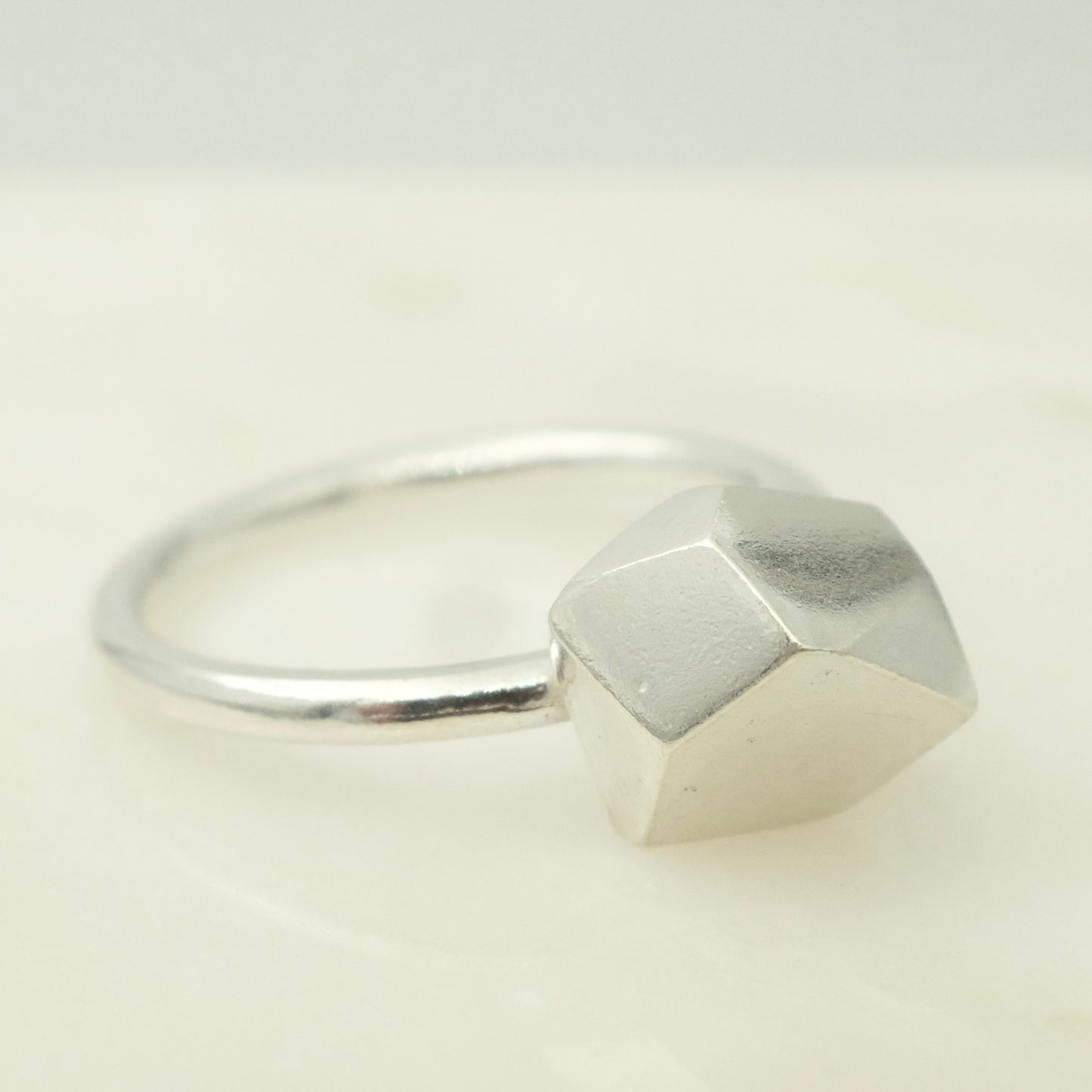 Faceted geometric ring