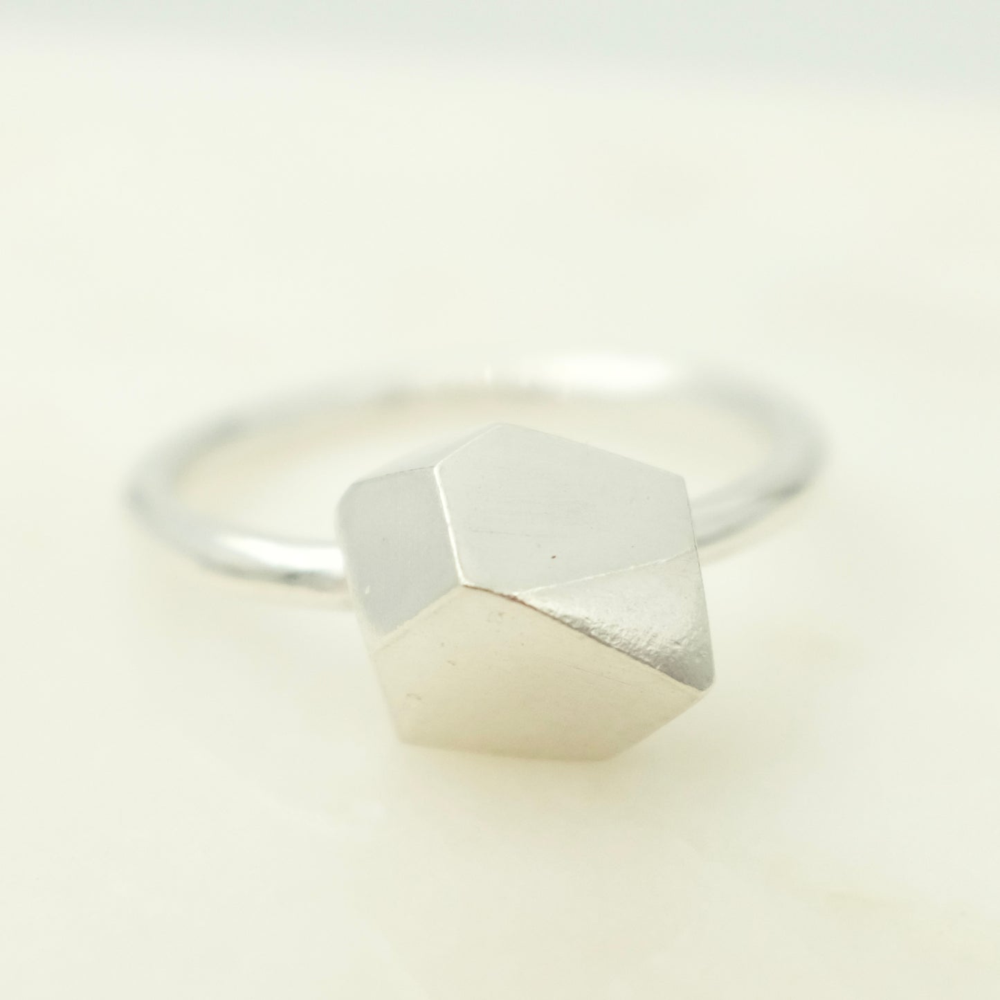 Faceted geometric ring