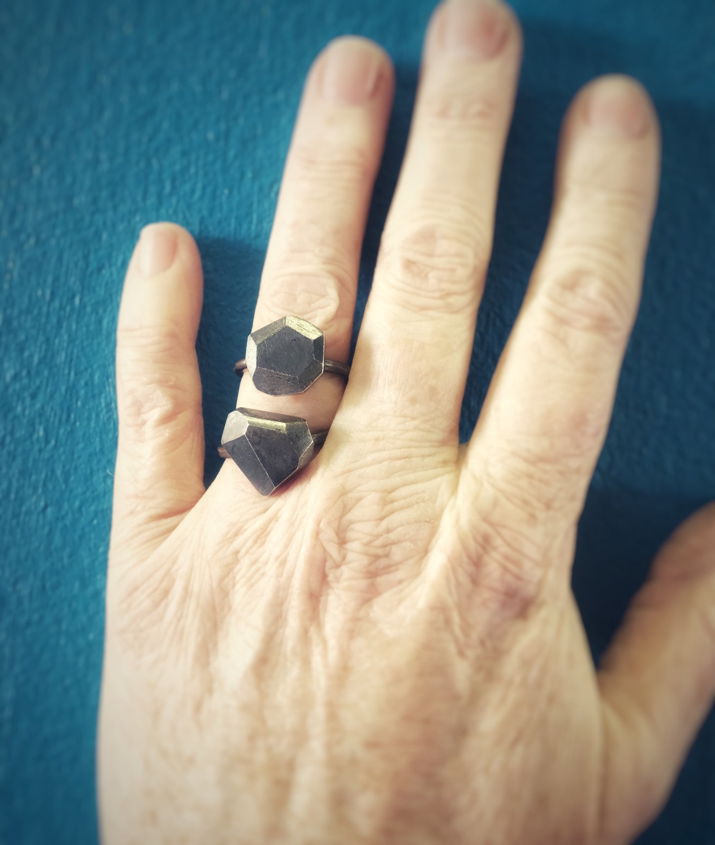 Faceted geometric rings black