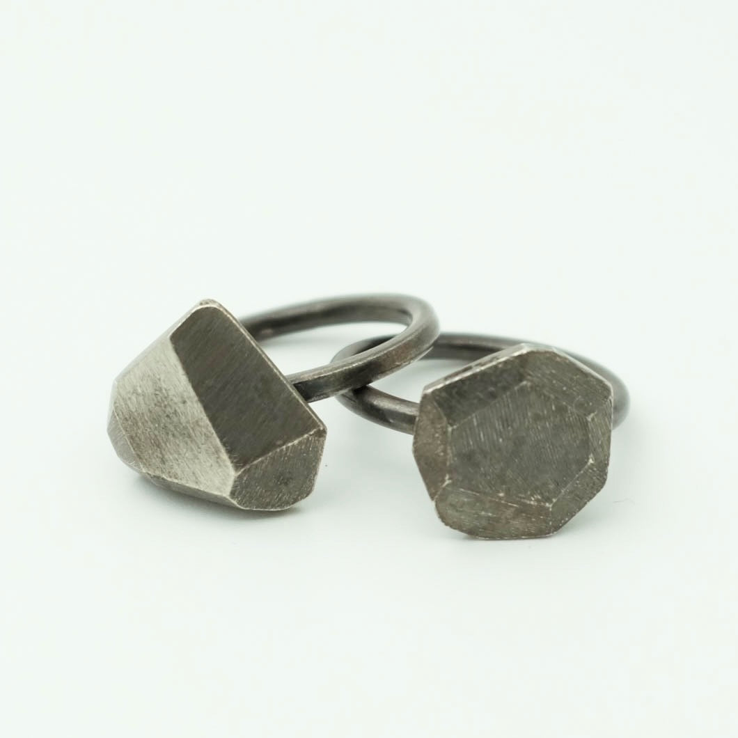 Faceted geometric rings black